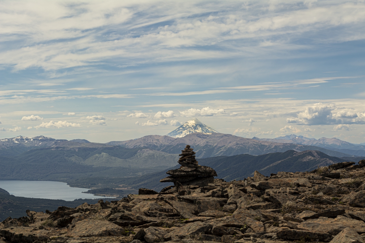 Volcán Lanin y lago Lolog