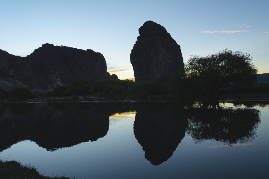 La Piedra parada se mira en el Río Chubut
